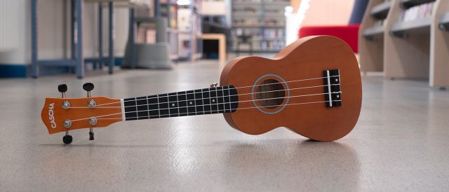 Eine Ukulele liegt auf dem Boden.