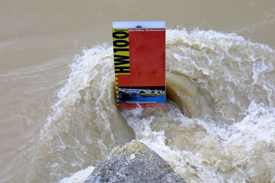 Themenbild Hochwasserschutz - Fotografie -Hochwassermarkierung vom 100-jährigen Hochwasser von Wasser umspült (C) Bilddokumentation Stadt Regensburg