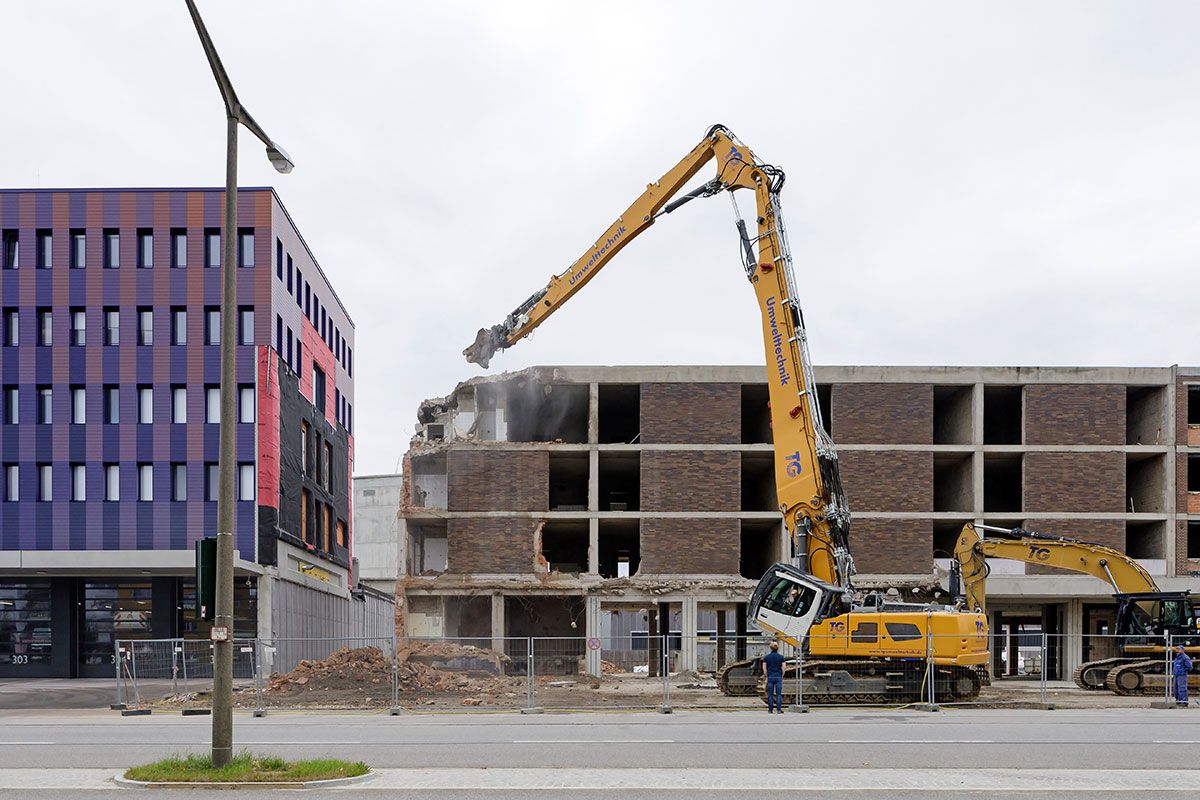 Fotografie - Abrissarbeiten an der Fassade