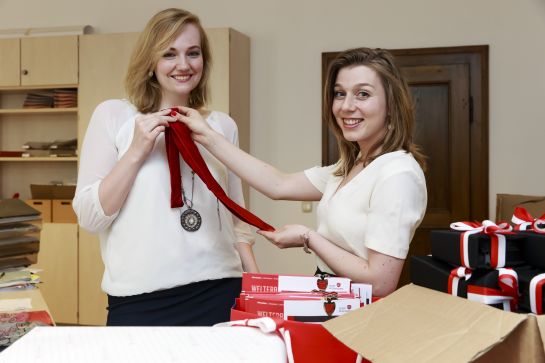 Fotografie: Mélanie Dahri und eine Kollegin wählen Gastgeschenke aus.