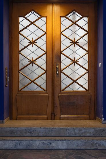 Archiv - Denkmaladvent - Textbild Adventskalender - Bild einer Eingangstür aus Holz mit Glaselementen