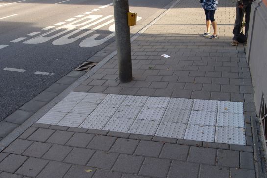 Aufmerksamkeitsfeld - taktiler Fußgängerüberweg