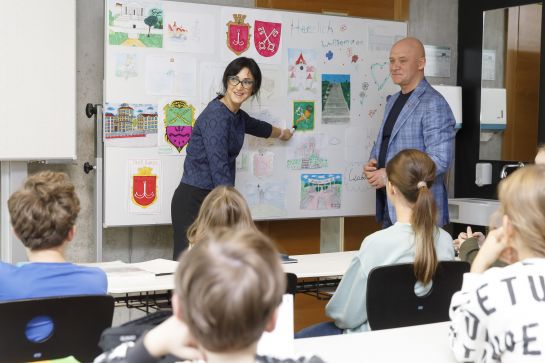 Fotografie: Auf dem Programm stand auch der Besuch einer Brückenklasse am städtischen Von-Müller-Gymnasium mit Schülerinnen und Schülern sowie einer Lehrerin aus Odessa.