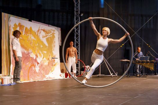 Fotografie – Performance der Gruppe Galeria Seccia: im Vordergund turnt Carmen Lück im Cyr-Wheel