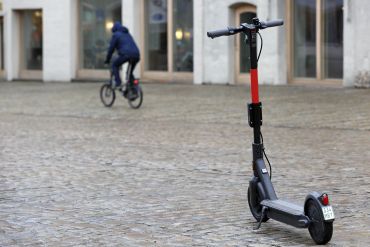 Fotografie: Ein E-Sscooter geparkt auf einer Straße in Regensburg (C) Bilddokumentation Stadt Regensburg Auswirkungen der Mikromobilität auf das Mobilitätsverhalten