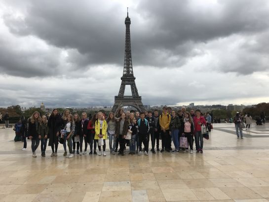 Gruppenfoto Schüleraustausch Schuljahr Crécy-la-Chapelle vor dem Eiffelturm