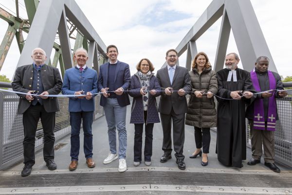 Fotografie: Bei der feierlichen Einweihung der Geh- und Radwegbrücke Sinzing schneiden die Ehrengäste das Band durch.