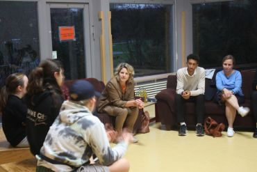 Bürgermeisterin Dr. Astrid Freudenstein im Gespräch mit Jugendlichen
