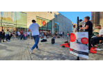 Die Band Pew Pew Alice spielt auf dem Kassiansplatz vor vielen Zuschauern