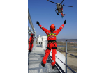 Fotografie: Höhenretter der Berufsfeuerwehr Regensburg beim Einweisen eines Hubschraubers.