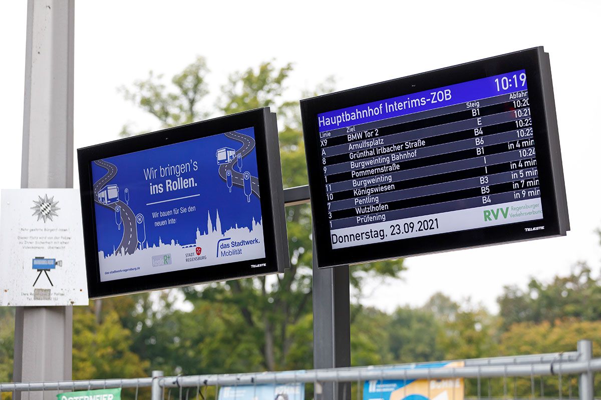 Die ersten Monitore zur Fahrgästeinformation hängen bereits.
