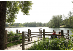 Fotografie - Pärchen auf einer Bank im Donaupark mit Blick über See