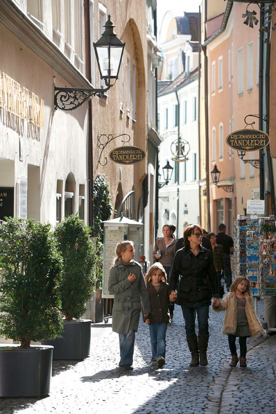 Altstadtgassen - Foto - Personen schlendern durch eine Altstadtgasse