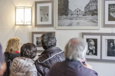 Fotografie: Gäste betrachten die Schwarz-Weiß-Fotografien aus Odessa des Fotografen Alexander Yakimchuk. 