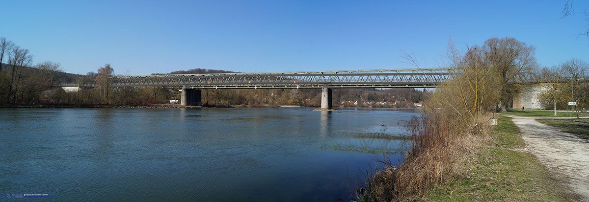 Neubau Geh- und Radwegbrücke Sinzing-Regensburg – Ansicht der neuen Brücke (grau) vom Donauufer Seite Regensburg aus