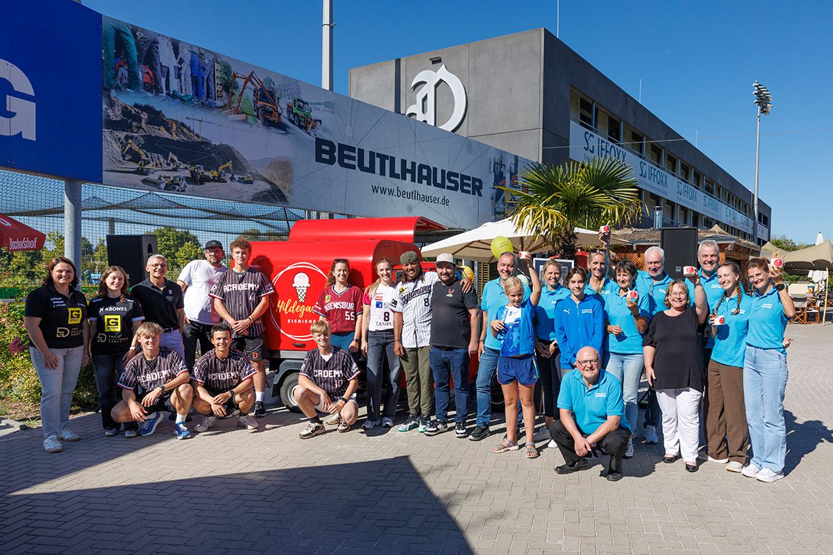 Fotografie - Gruppenfoto aller Ehrenamtlichen vor der Eisape