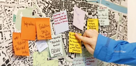 Post-its werden auf Stadtplan geklebt