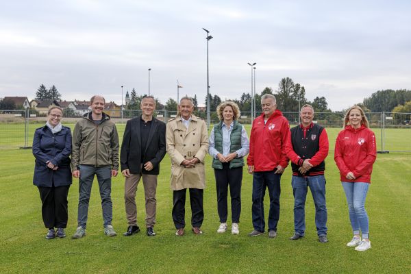 Fotografie: (v. l. n. r.) Angelika Diewald (Abteilungsleitung Gartenamt), Florian Schneider (Gartenamt), Christian Goß (Leiter des Amtes für Sport und Freizeit), Bürgermeister Ludwig Artinger, Bürgermeisterin Astrid Freudenstein, Christian Schmatz (1. Vorstand), Stefanie Musiol-Schmatz (Kassier), Alfred Eberl