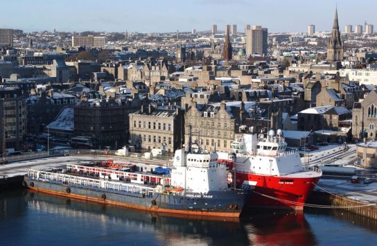 Partnerstadt Aberdeen - Stadtansicht, im Vordergrund zwei große Schiffe