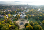 Fotografie: Drohnenaufnahme der Baustelle des Brunnens im Stadtpark