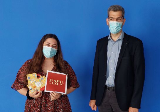 OStD Ralf Krottenthaler beglückwünscht Paula Walczuch zum Gewinn des SMV-Logowettbewerbs der Oberpfalz (C) MüMa