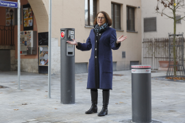 Fotografie: Oberbürgermeisterin Gertrud Maltz-Schwarzfischer steht neben dem ersten versenkbaren Poller, der im Herbst 2022 auf dem Hunnenplatz installiert wurde. 