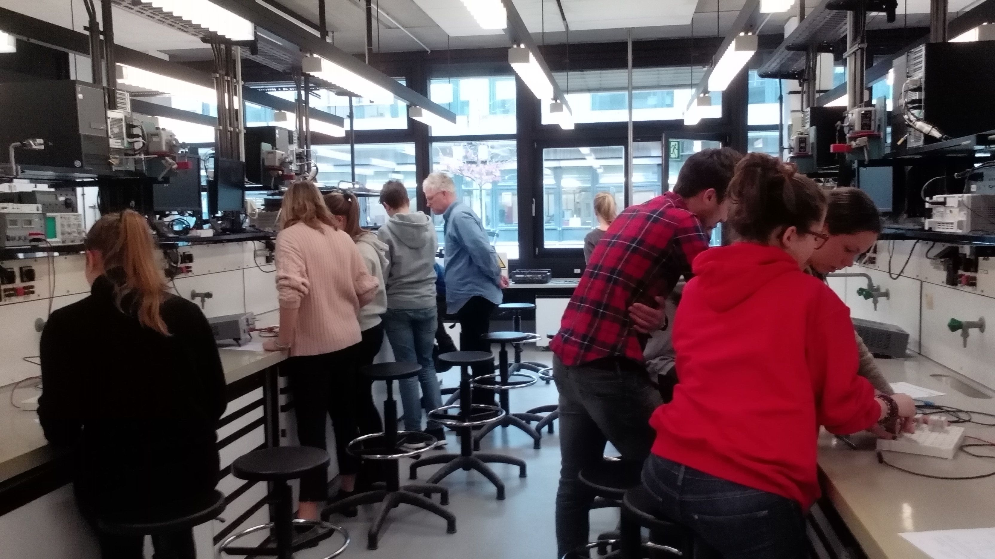 Im Schuljahr 2017/2018 besuchte der Pluskurs Mathematik das Schülerlabor in der Universität Regensburg unter der Leitung von Herrn Dr. Giglberger.