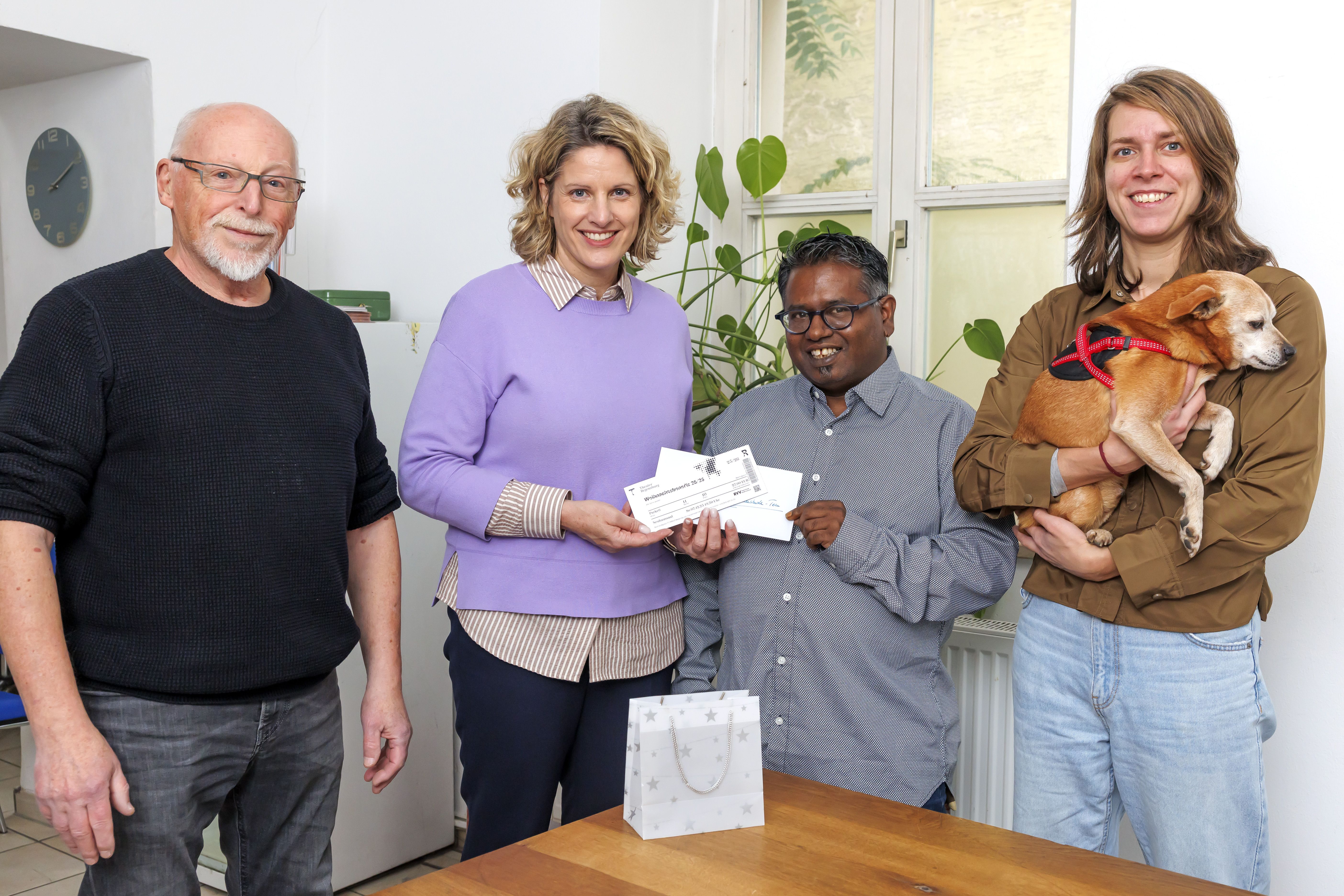 Fotografie – (v.l.n.r.) Herbert Ehrl, Bürgermeisterin Astrid Freudenstein, Markus Riedmann (Verkäufersprecher), Mareike Kleine (Sozialpädagogin Donaustrudl) 