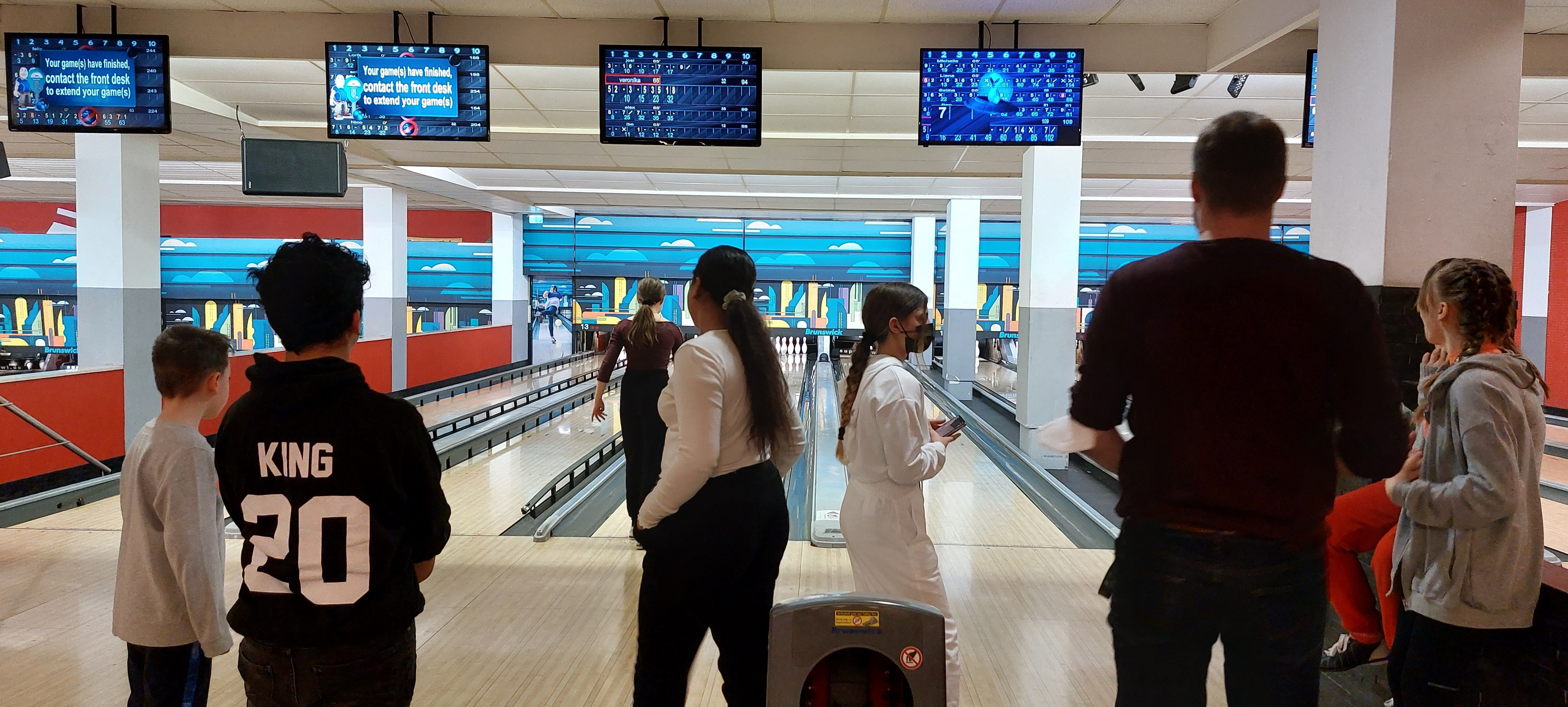Die Besucherinnen und Besucher des JUZ Königswiesen beim Bowlen.