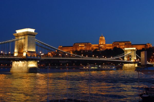 Partnerstadt Budavár - Stadtansicht bei Nacht, die Donau im Vordergrund, im Hintergrund der Burgpalast