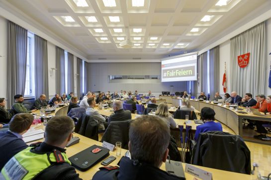 Fotografie: Blick in den Sitzungssaal mit den Teilnehmerinnen und Teilnehmern des Aktionsbündnisses Fair Feiern