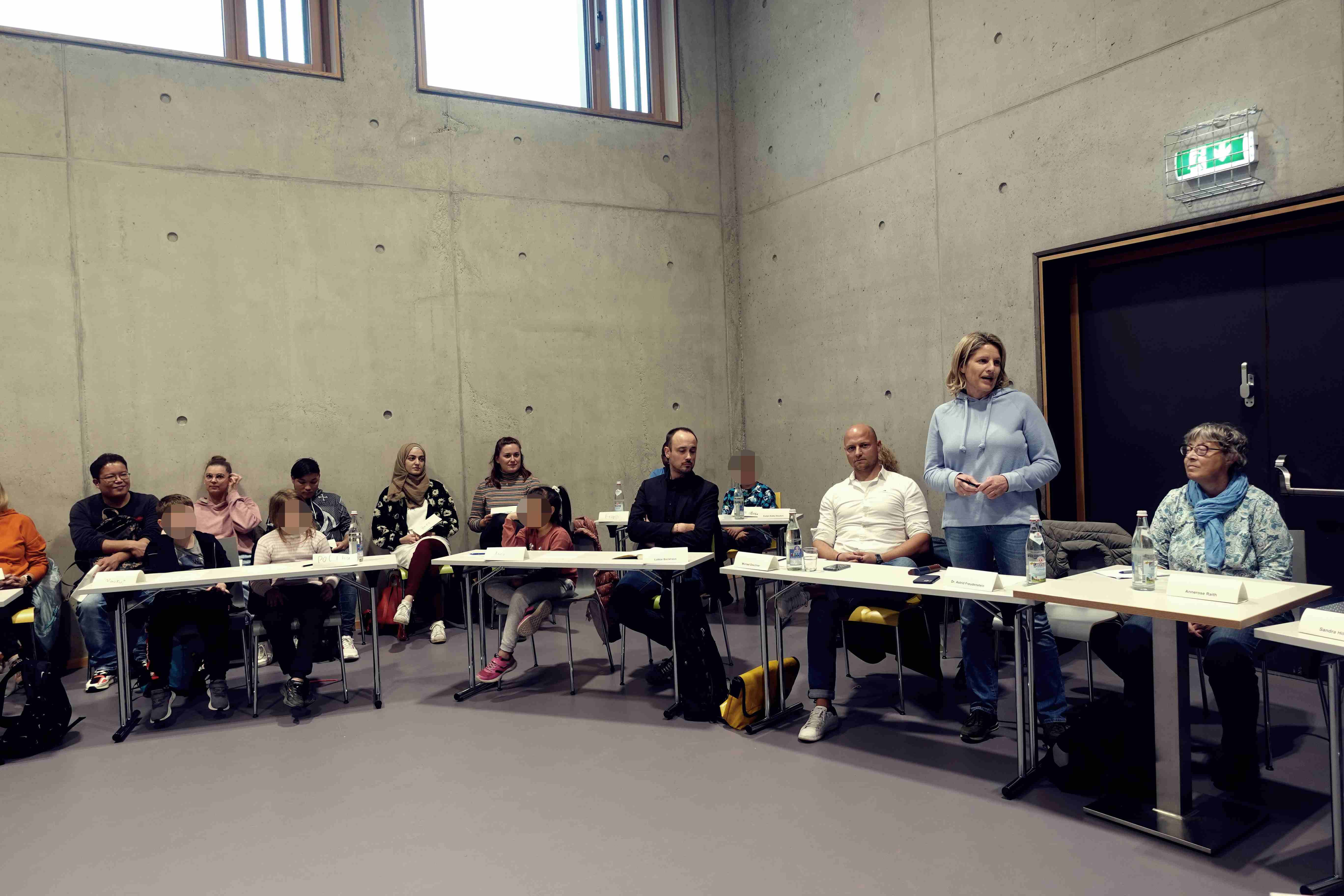 Auf dem Foto sind mehrere Kinder und Jugendliche, sowie Frau Dr. Freudenstein und weitere städtische Amtsinhaber zu sehen.