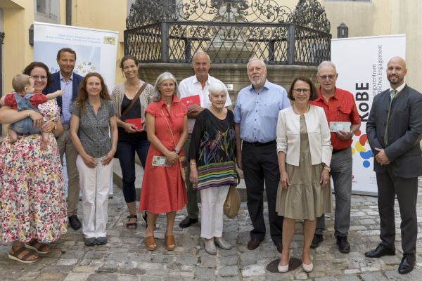 Gruppenfoto der Gewinnerinnen und Gewinner zusammen mit der Oberbügermeisterin und den Sponsoren