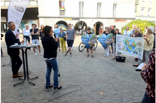 Fotografie: Oberbürgermeisterin Gertrud Maltz-Schwarzfischer begrüßt zur zweiten Dialogveranstaltung „Stadt im Gespräch“ am St.-Kassians-Platz zum Thema Klimaresilienz