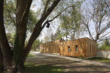 Die neu errichtete Remise des Gartenamts fügt sich gut ins Parkambiente ein.