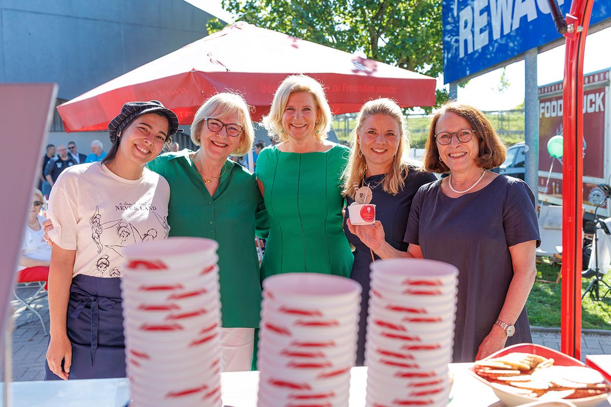 Fotografie - Gruppenfoto mit Oberbürgermeisterin Gertrud Maltz-Schwarzfischer und Vorständinnen des Hildegard Anke Vereins