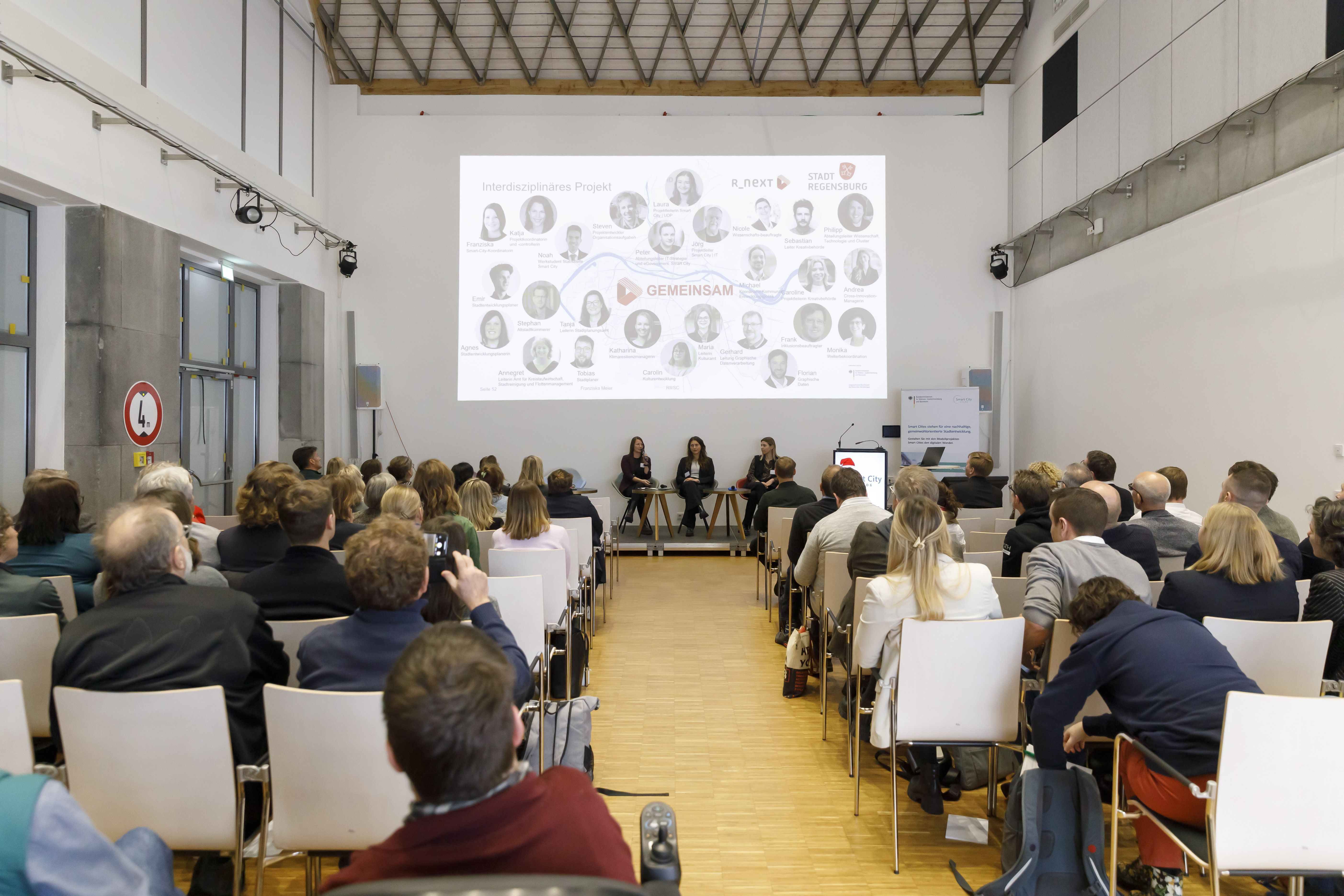 Franziska Meier, Katja Punk und Caroline Hoffmann präsentieren auf der Bühne das Projekt R_NEXT.