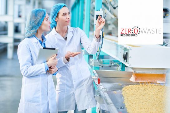 Zero Waste - Fokusgruppe Industrie ©seventyfour74 / 123rf.com Symbolbild – Zwei Frauen stehen an einer Produktionslinie für Nudeln (C) seventyfour74 / 123rf.com