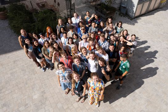 Fotografie - Internationale Jugendkonferenz 2022 - Blick von oben auf die Teilnehmenden