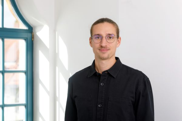 Fotografie: Oberbürgermeisterin Gertrud Maltz-Schwarzfischer und Katrin Limmer bei der Übergabe der Plakette an Daniel Röder, Betriebsstättenleiter Sportpark Ost 