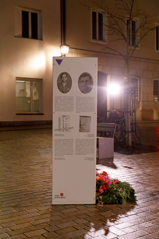 Temporäre Gedenkstele zur Erinnerung an den Widerstand der Zeugen Jehovas gegen das NS-Regime am St. Georgenplatz in Regensburg“