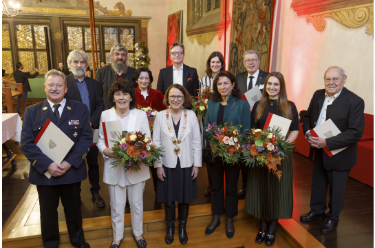 Fotografie: (v. l. n. r.) Johann Schmidbauer, Oleg Kuzenko, Helga Brielmaier-Löffel, Dr. Josef Paukner, Julia von Seiche-Nordenheim für Ausbildung statt Abschiebung! e. V., Oberbürgermeisterin Gertrud Maltz-Schwarzfischer, Dr. Nicolas Maier-Scheubeck, Dr. Jasmin Jossin (Festrednerin des Stadtfreiheitstages), Dorina Kuzenko, Hubert H. Wartner, Hannah Köck, Richard Reil