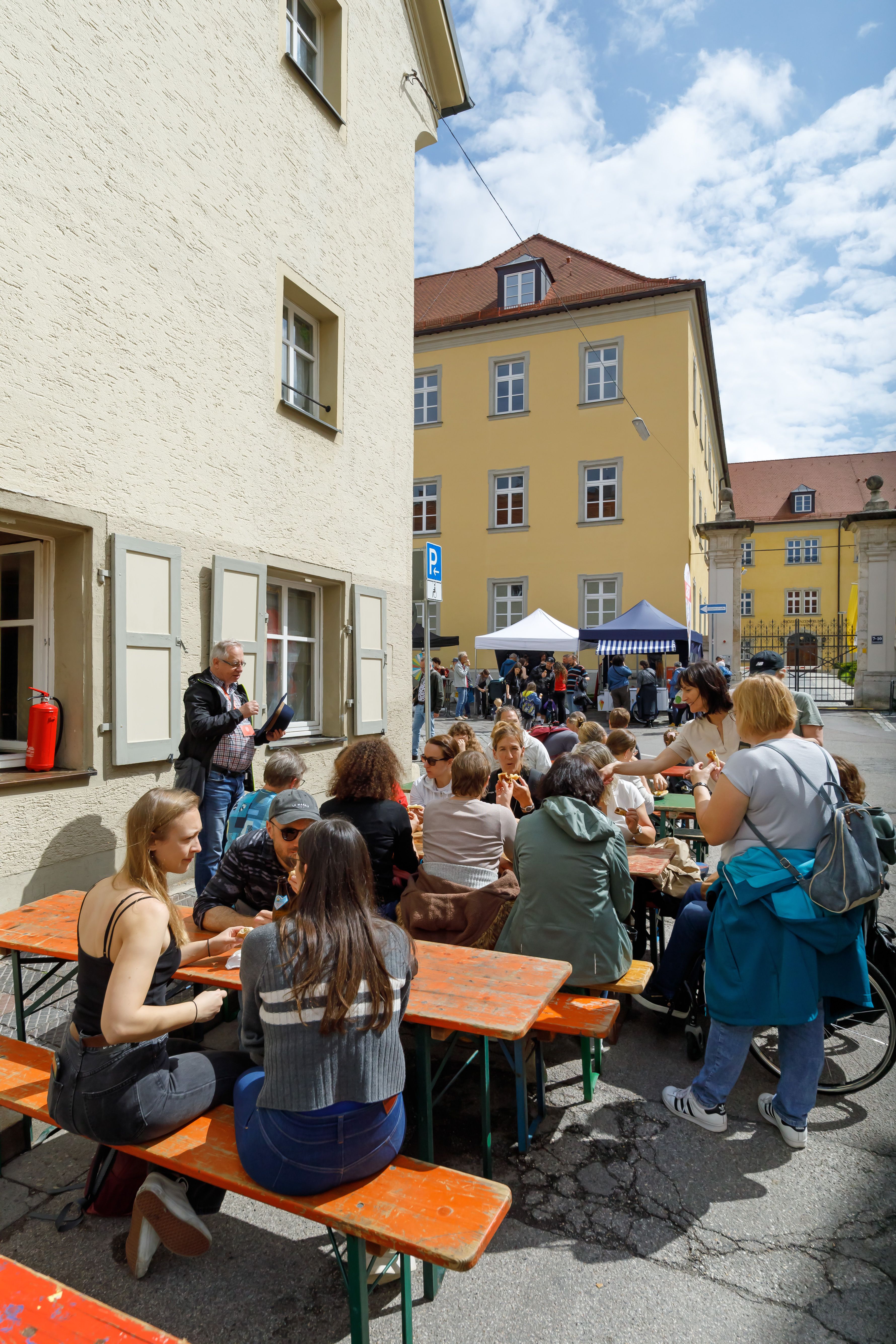 Das Obermünsterviertel  feiert die Eröffnung der Sofortmaßnahmen. 