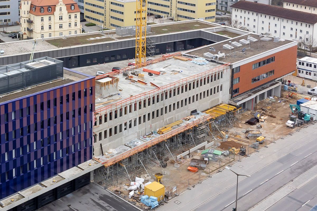 Fotografie - Rohbau mit Obergeschossen von der Greflinger Straße aus