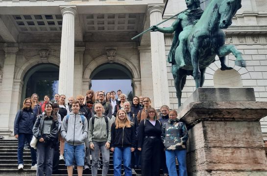 vor der Kunstakademie