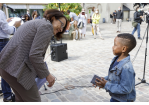 Oberbürgermeisterin Maltz-Schwarzfischer im Gespräch mit einem kleinen Jungen