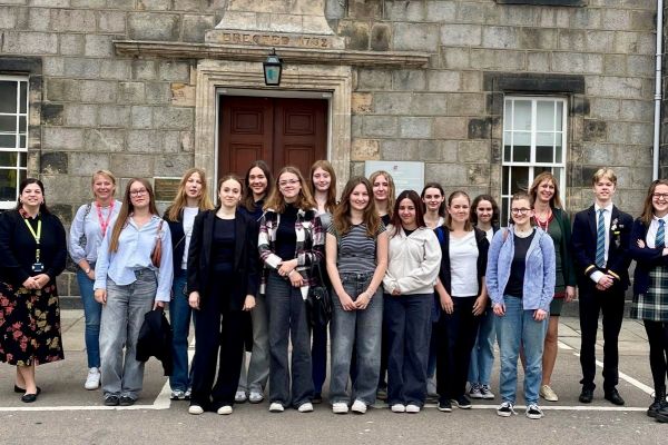 Fotografie: Gruppenfoto vor dem privaten Robert Gordon’s College in Aberdeen