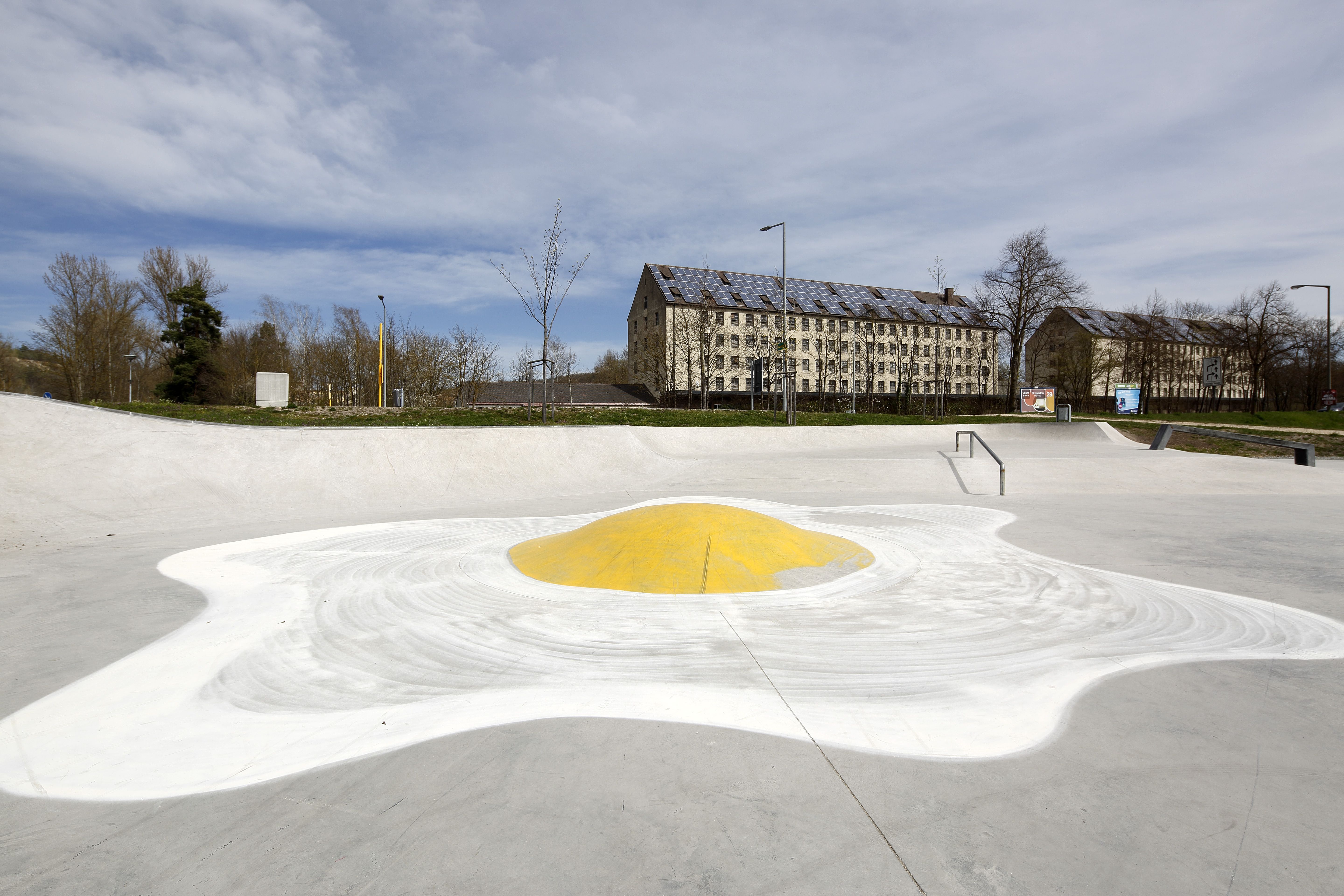 Fotografie: Skateranlage mit Spiegelei-förmigem Hindernis
