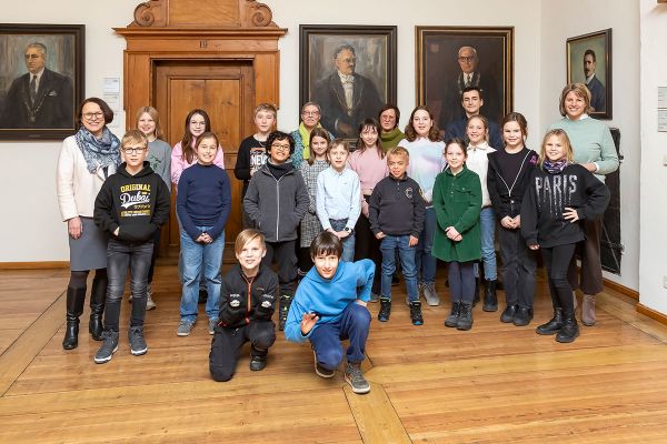 Gruppenbild mit Kinderbeirat, Oberbürgermeisterin Maltz-Schwarzfischer, Bürgermeisterin Dr. Freudenstein, Annerose Raith (Amtsleiterin Amt für kommunale Jugendarbeit) und Steffi Baumann (Mitarbeiterin im Amt für kommunale Jugendarbeit)