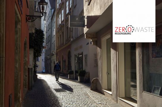 Symbolbild – Mann geht in einer Gasse der Altstadt von Regensburg (C) Bilddokumentation Stadt Regensburg